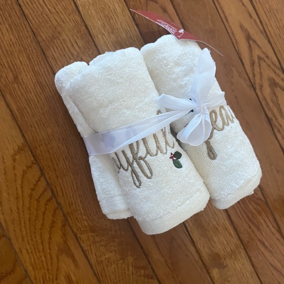 Bundle of holiday towels - Picture 6 of 9